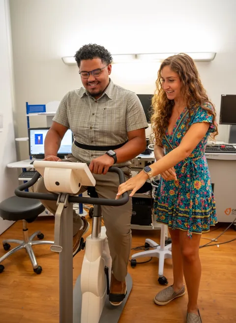 Una persona utilizza una cyclette nell’unità di ricerca metabolica del NIH Clinical Center